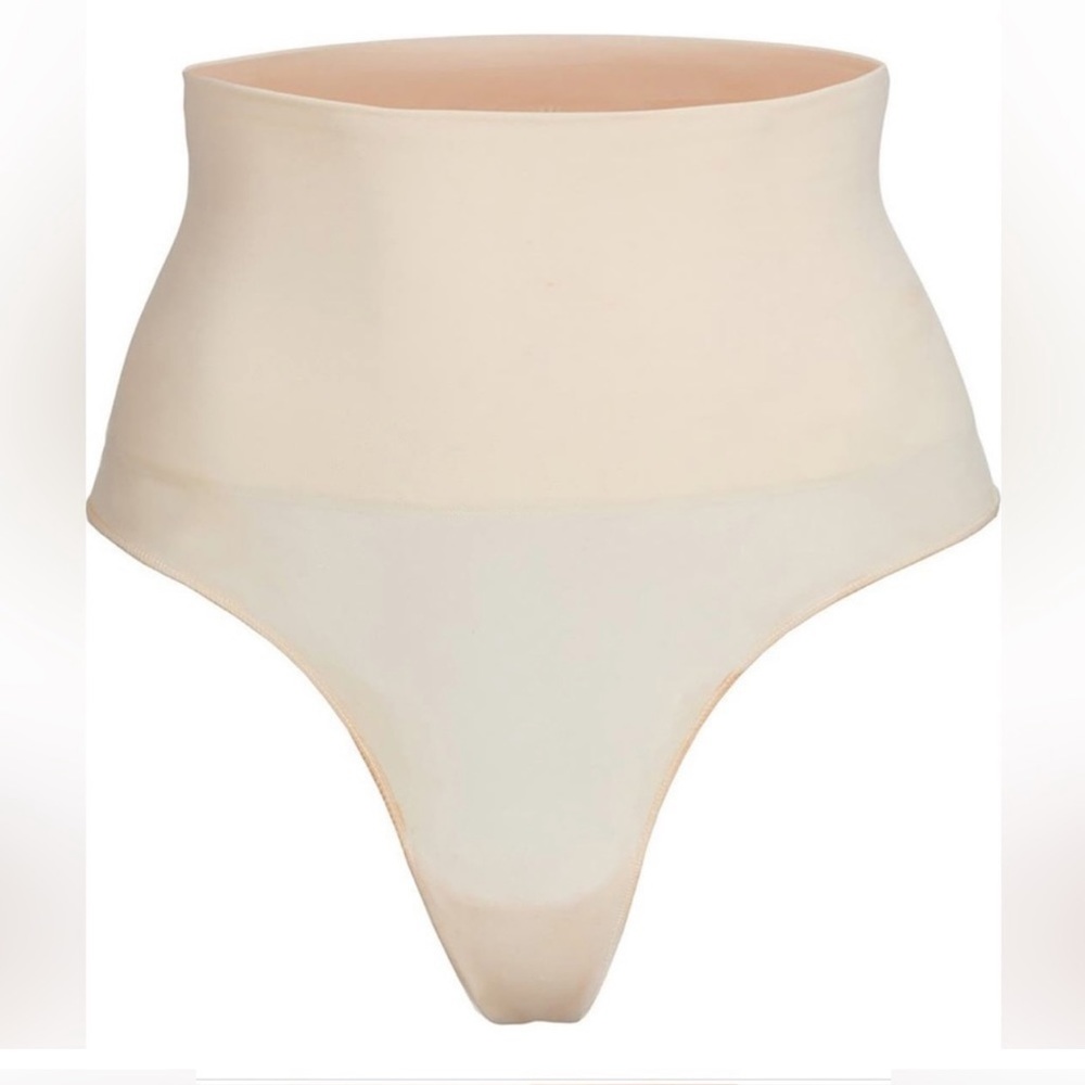 SKIMS NWOT Shapewear Core Control Mid-Rise  Thong. S-M
